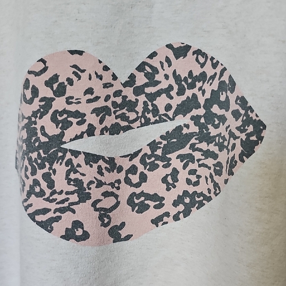 Wildfox Beige Casual Sweatshirt with Pink Leopard Lips Kiss Sweater top XXL - Picture 3 of 8